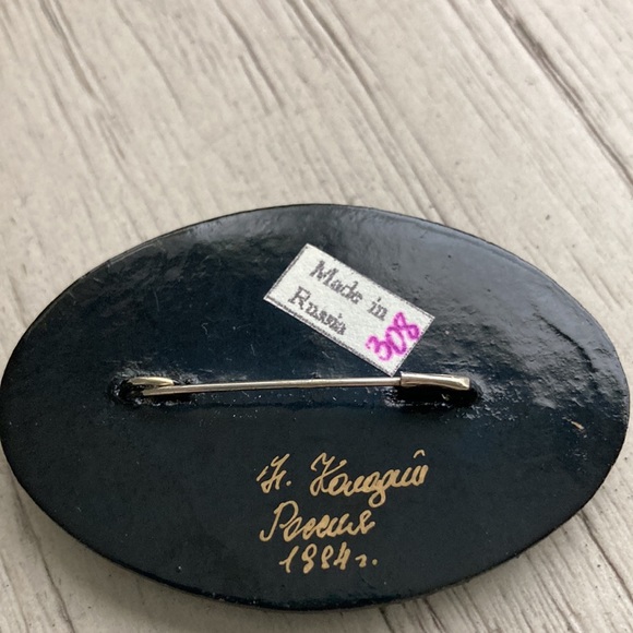 Russian hand painted lacquer pin - Picture 2 of 5
